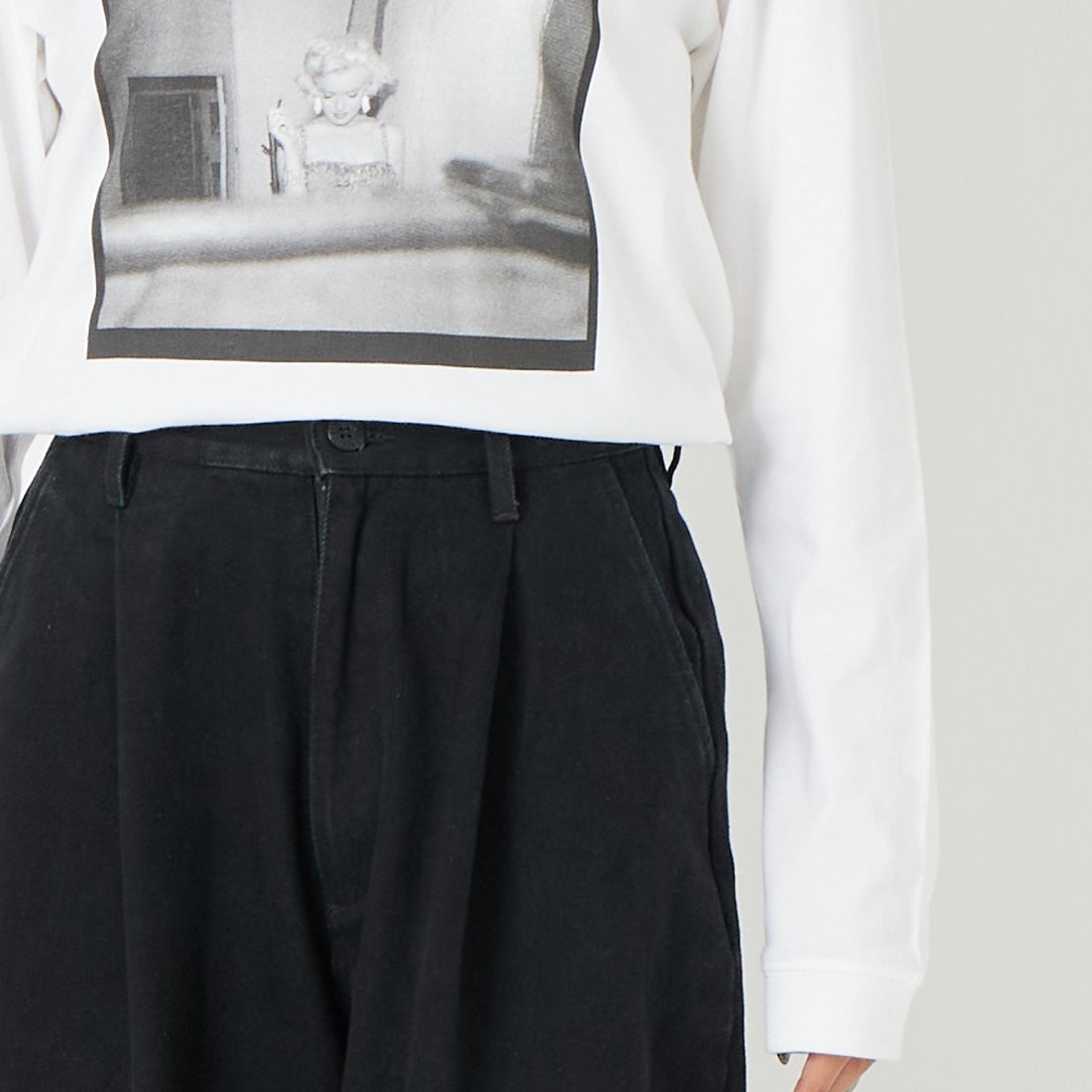 UNIVERSAL OVERALL [ユニバーサルオーバーオール] タックワイドデニムパンツ [UO2512600OC] BLK &&モデル身長：162cm 着用サイズ：M&&