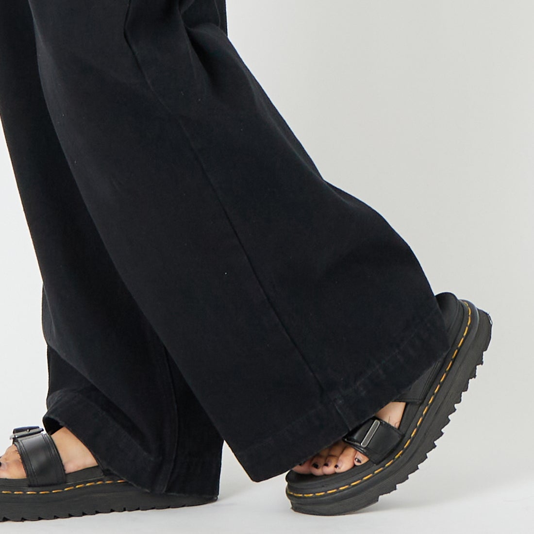 UNIVERSAL OVERALL [ユニバーサルオーバーオール] タックワイドデニムパンツ [UO2512600OC] BLK &&モデル身長：162cm 着用サイズ：M&&