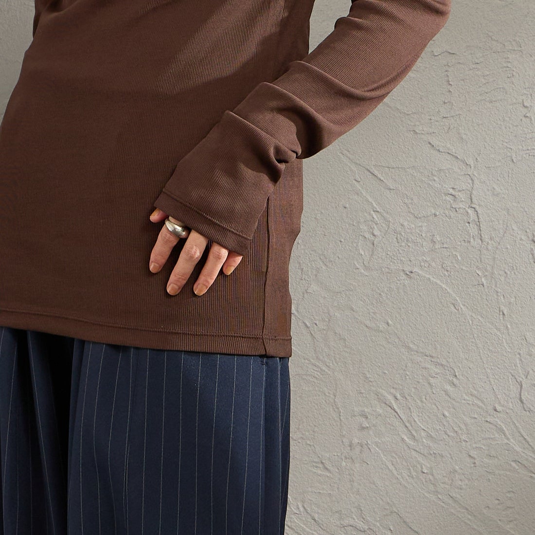 THE SHINZONE [ザ シンゾーン] シアーリブロングスリーブTシャツ [26SMSCU07] 48 BROWN &&モデル身長：158cm 着用サイズ：F0&&