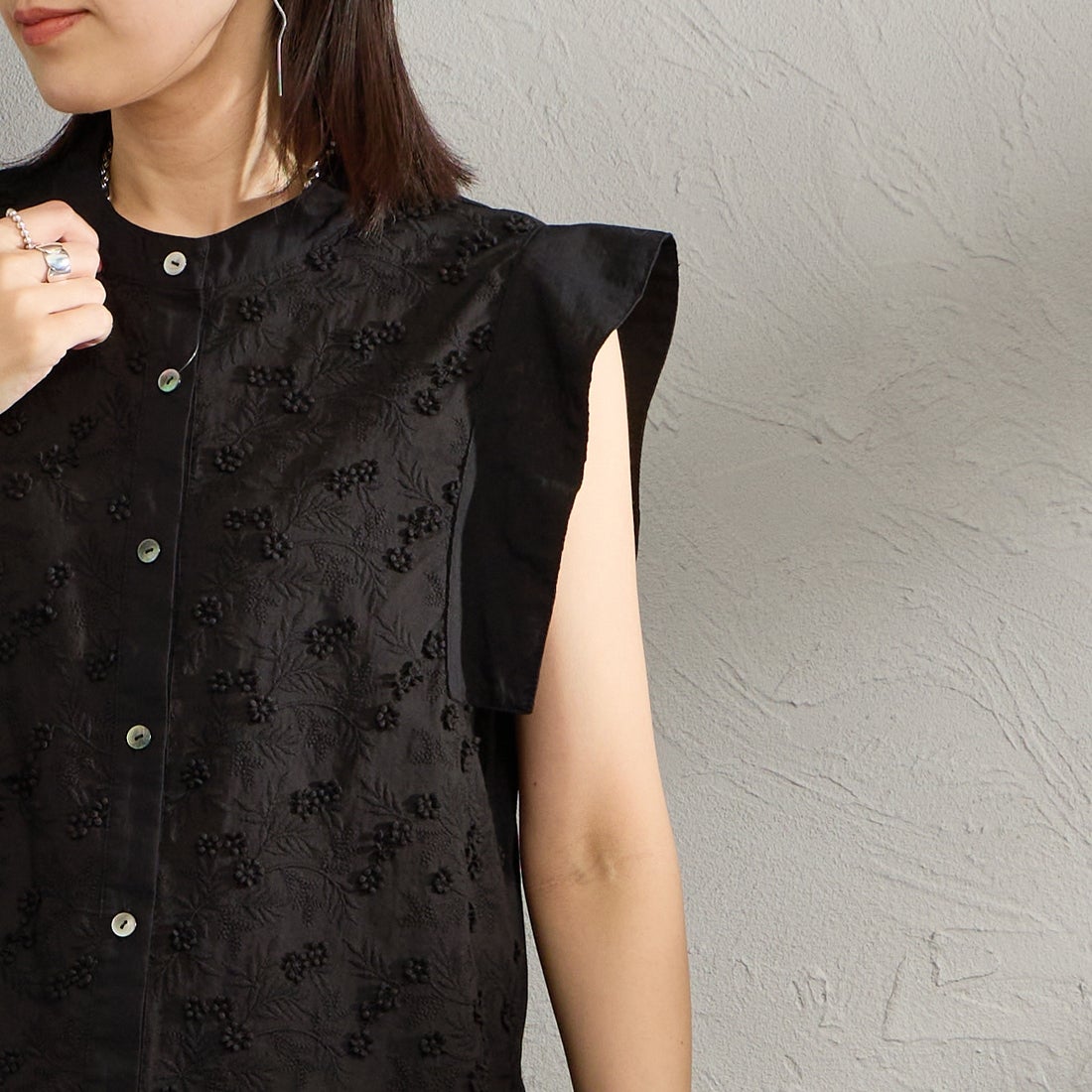 MARMARMAR [マーマーマー] スタンドカラーレースシャツ [1-830101] 99 BLACK &&モデル身長：160cm 着用サイズ：F&&