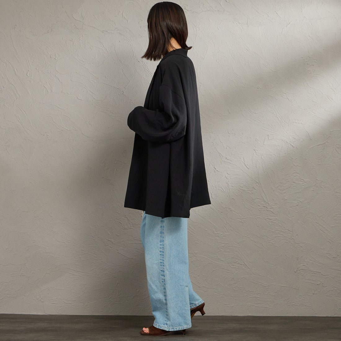 mizuiro ind [ミズイロインド] テーラードシャツジャケット [1-230170] 99 BLACK &&モデル身長：160cm 着用サイズ：F&&