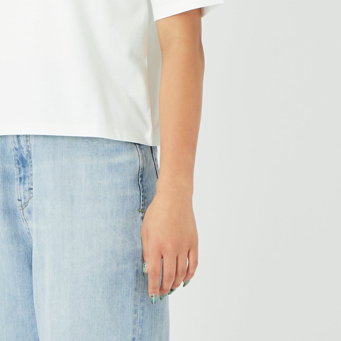 A.P.C. [アー・ペー・セー] ロゴパッチTシャツ [T-SHIRT-406PATCH-F] 90 BLANC &&モデル身長：162cm 着用サイズ：S&&