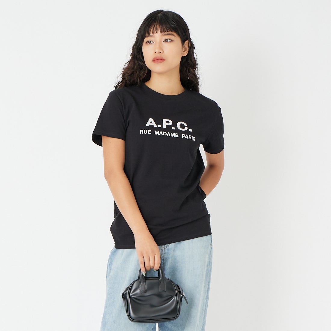 A.P.C. [アー・ペー・セー] APCロゴTシャツ [T-SHIRT-RUE-MADAME-H] 99 NOIR &&モデル身長：162cm 着用サイズ：XS&&