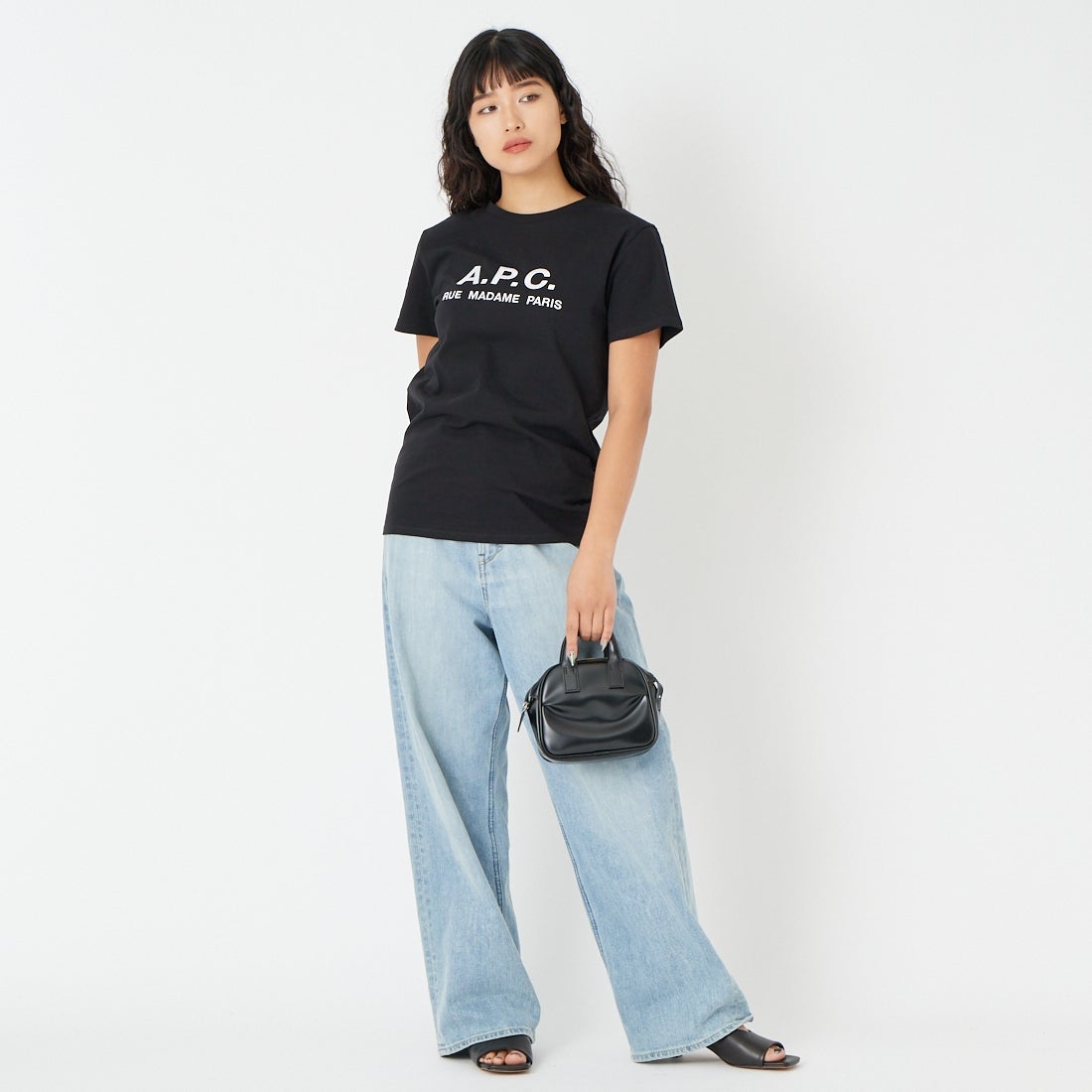 A.P.C. [アー・ペー・セー] APCロゴTシャツ [T-SHIRT-RUE-MADAME-H] 99 NOIR &&モデル身長：162cm 着用サイズ：XS&&