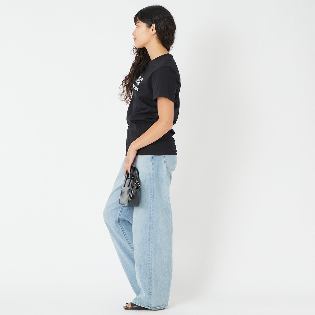 A.P.C. [アー・ペー・セー] APCロゴTシャツ [T-SHIRT-RUE-MADAME-H] 99 NOIR &&モデル身長：162cm 着用サイズ：XS&&