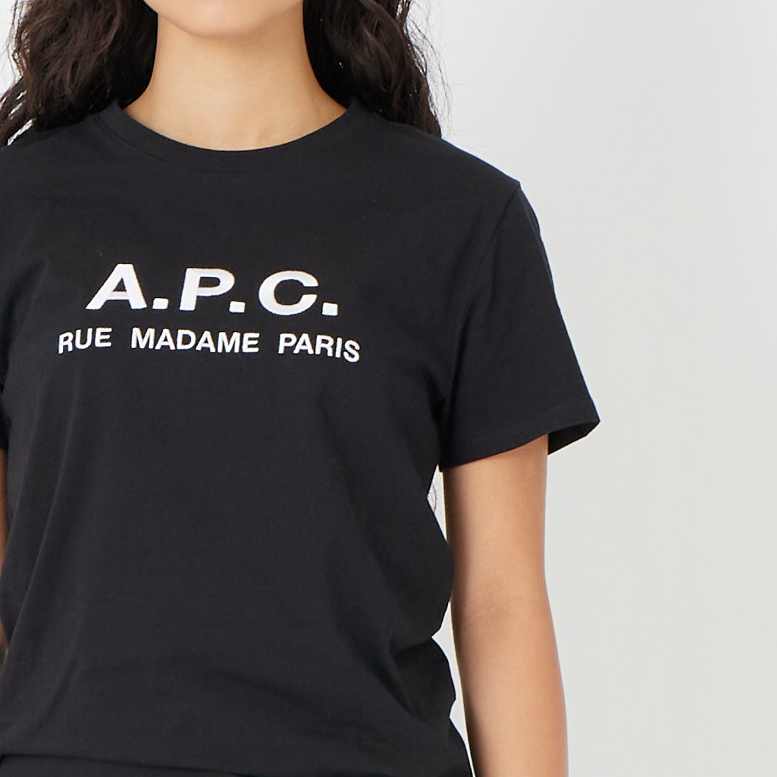 A.P.C. [アー・ペー・セー] APCロゴTシャツ [T-SHIRT-RUE-MADAME-H] 99 NOIR &&モデル身長：162cm 着用サイズ：XS&&