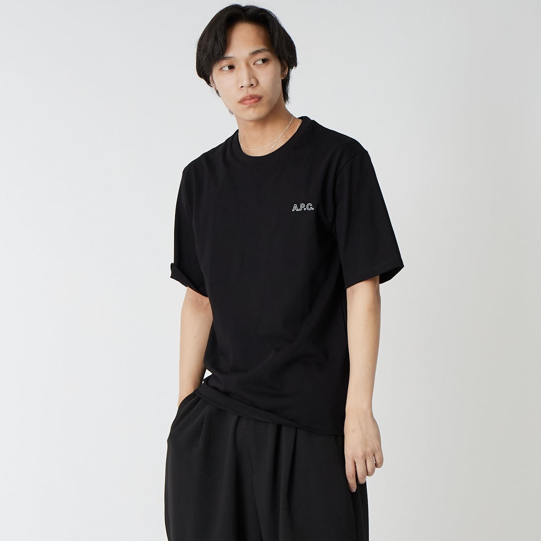 A.P.C. [アー・ペー・セー] アウトラインロゴ刺繍Tシャツ [T-SHIRT-NEW-OUTLINE] 99 NOIR &&モデル身長：179cm 着用サイズ：M&&