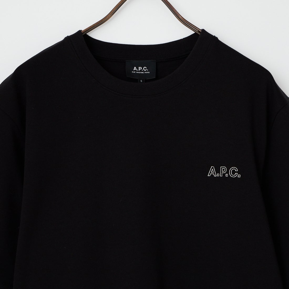 A.P.C. [アー・ペー・セー] アウトラインロゴ刺繍Tシャツ [T-SHIRT-NEW-OUTLINE] 99 NOIR