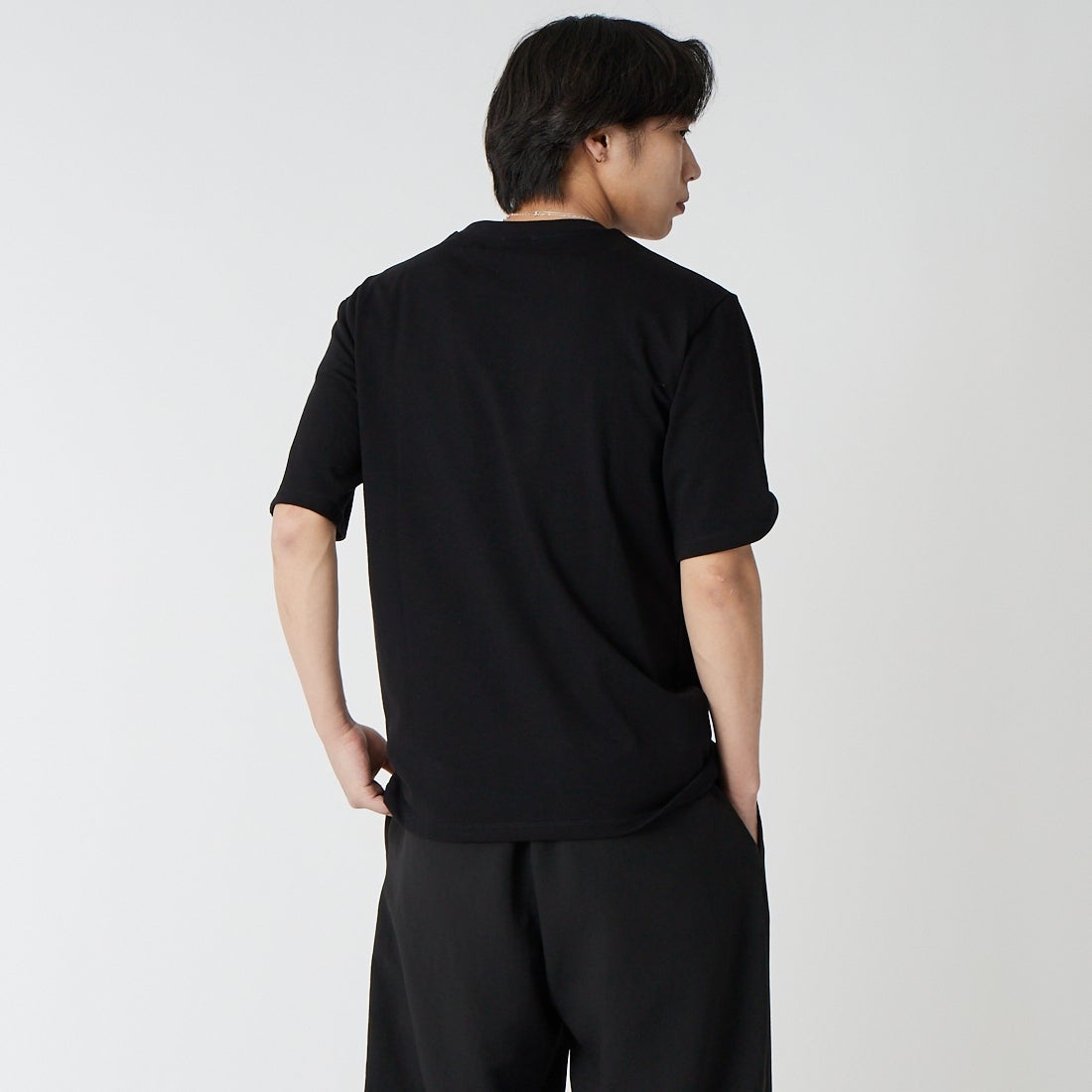 A.P.C. [アー・ペー・セー] アウトラインロゴ刺繍Tシャツ [T-SHIRT-NEW-OUTLINE] 99 NOIR &&モデル身長：179cm 着用サイズ：M&&