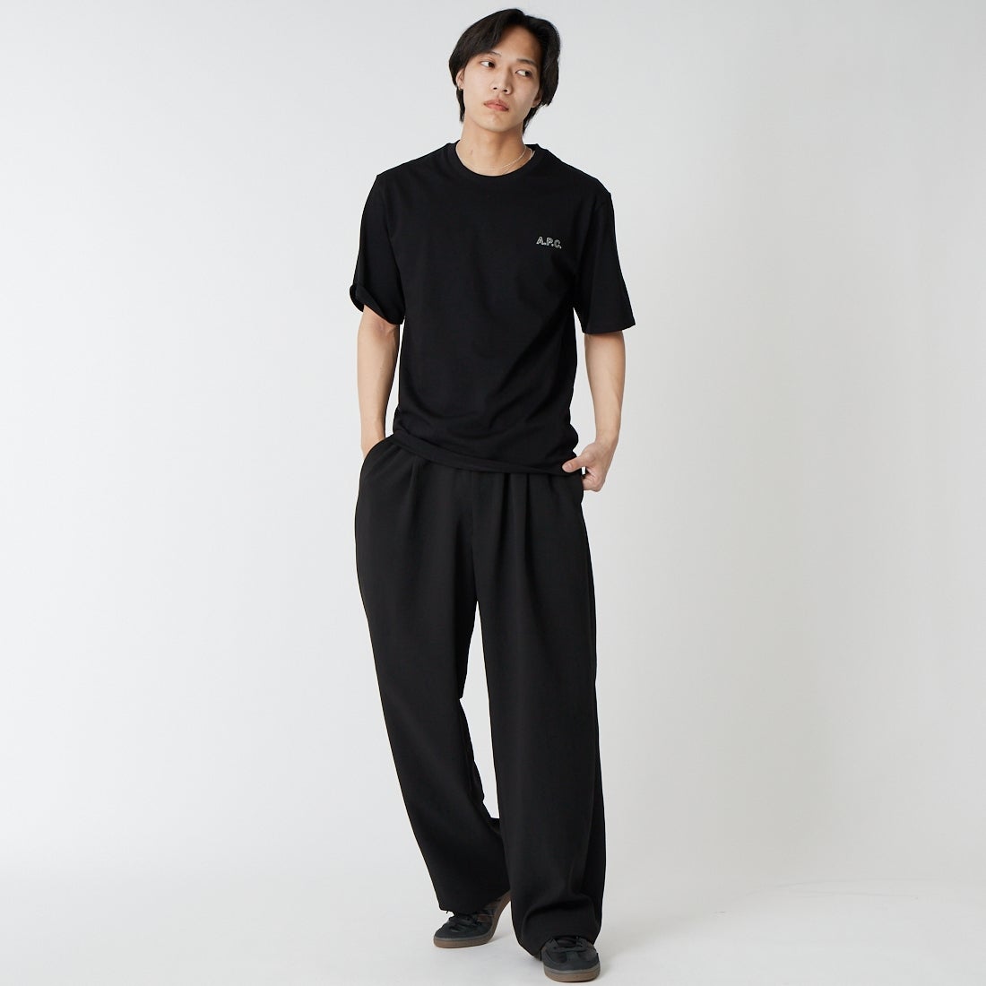A.P.C. [アー・ペー・セー] アウトラインロゴ刺繍Tシャツ [T-SHIRT-NEW-OUTLINE] 99 NOIR &&モデル身長：179cm 着用サイズ：M&&