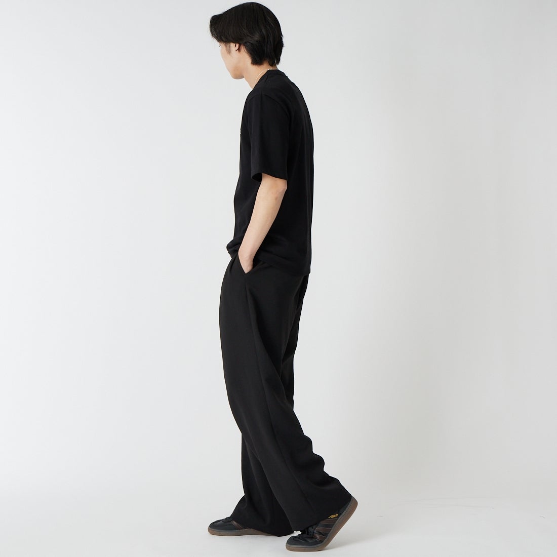 A.P.C. [アー・ペー・セー] アウトラインロゴ刺繍Tシャツ [T-SHIRT-NEW-OUTLINE] 99 NOIR &&モデル身長：179cm 着用サイズ：M&&