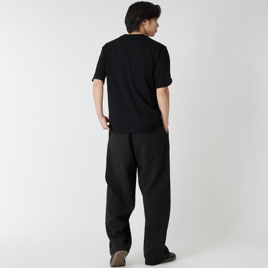 A.P.C. [アー・ペー・セー] アウトラインロゴ刺繍Tシャツ [T-SHIRT-NEW-OUTLINE] 99 NOIR &&モデル身長：179cm 着用サイズ：M&&