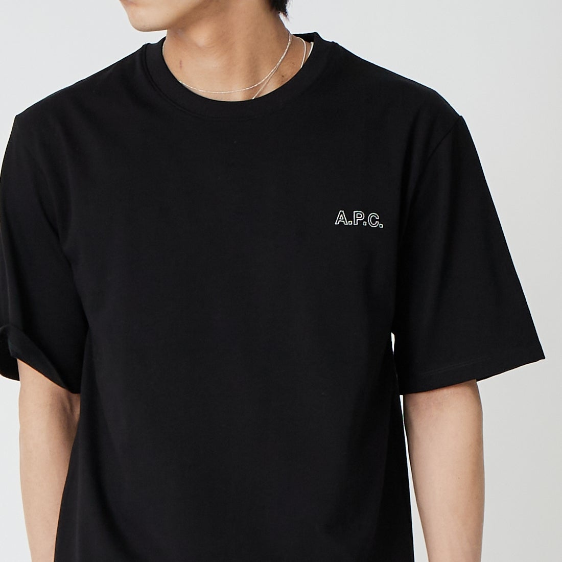 A.P.C. [アー・ペー・セー] アウトラインロゴ刺繍Tシャツ [T-SHIRT-NEW-OUTLINE] 99 NOIR &&モデル身長：179cm 着用サイズ：M&&