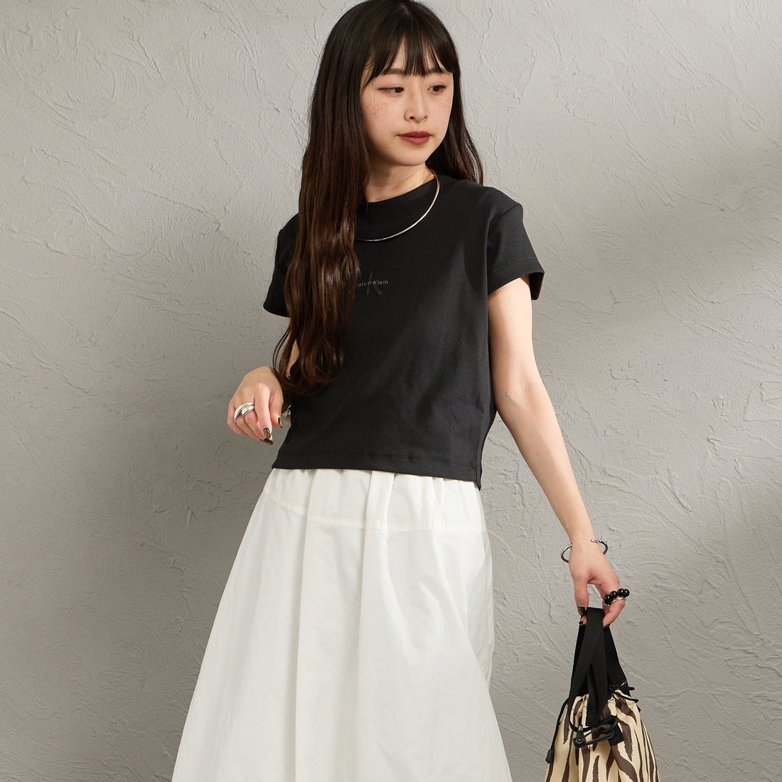 Calvin Klein [カルバンクライン] モノグラムロゴ ベビーTシャツ [47AB802] UB1 &&モデル身長：150cm 着用サイズ：S&&