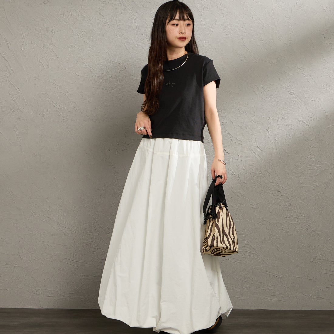 Calvin Klein [カルバンクライン] モノグラムロゴ ベビーTシャツ [47AB802] UB1 &&モデル身長：150cm 着用サイズ：S&&