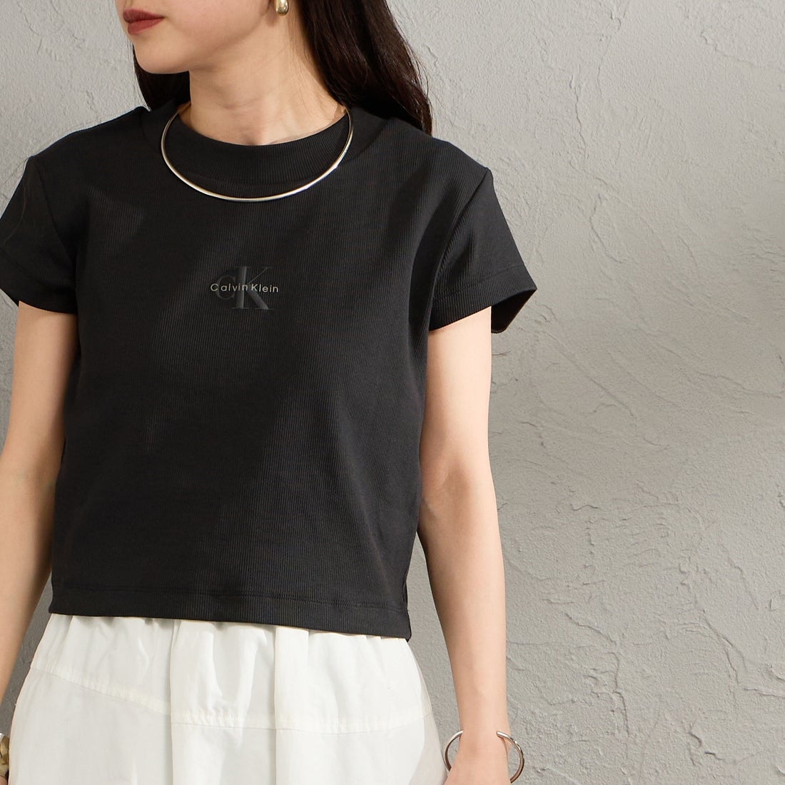 Calvin Klein [カルバンクライン] モノグラムロゴ ベビーTシャツ [47AB802] UB1 &&モデル身長：150cm 着用サイズ：S&&