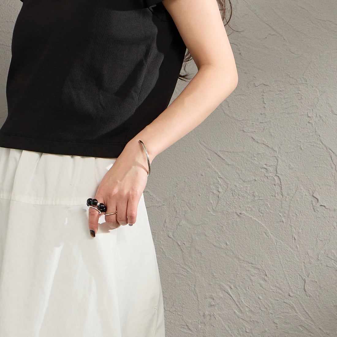 Calvin Klein [カルバンクライン] モノグラムロゴ ベビーTシャツ [47AB802] UB1 &&モデル身長：150cm 着用サイズ：S&&