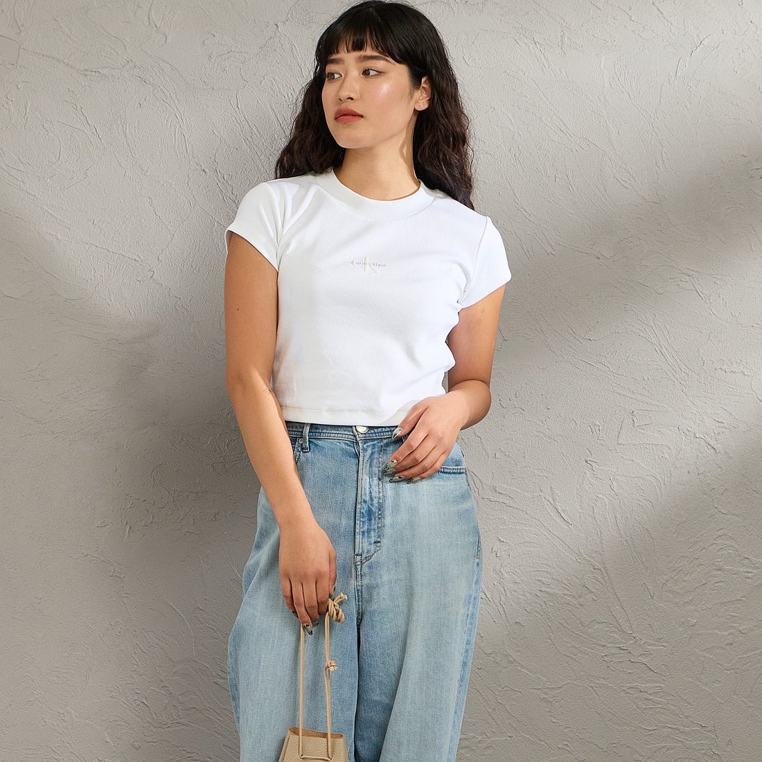 Calvin Klein [カルバンクライン] モノグラムロゴ ベビーTシャツ [47AB802] YAA &&モデル身長：162cm 着用サイズ：S&&