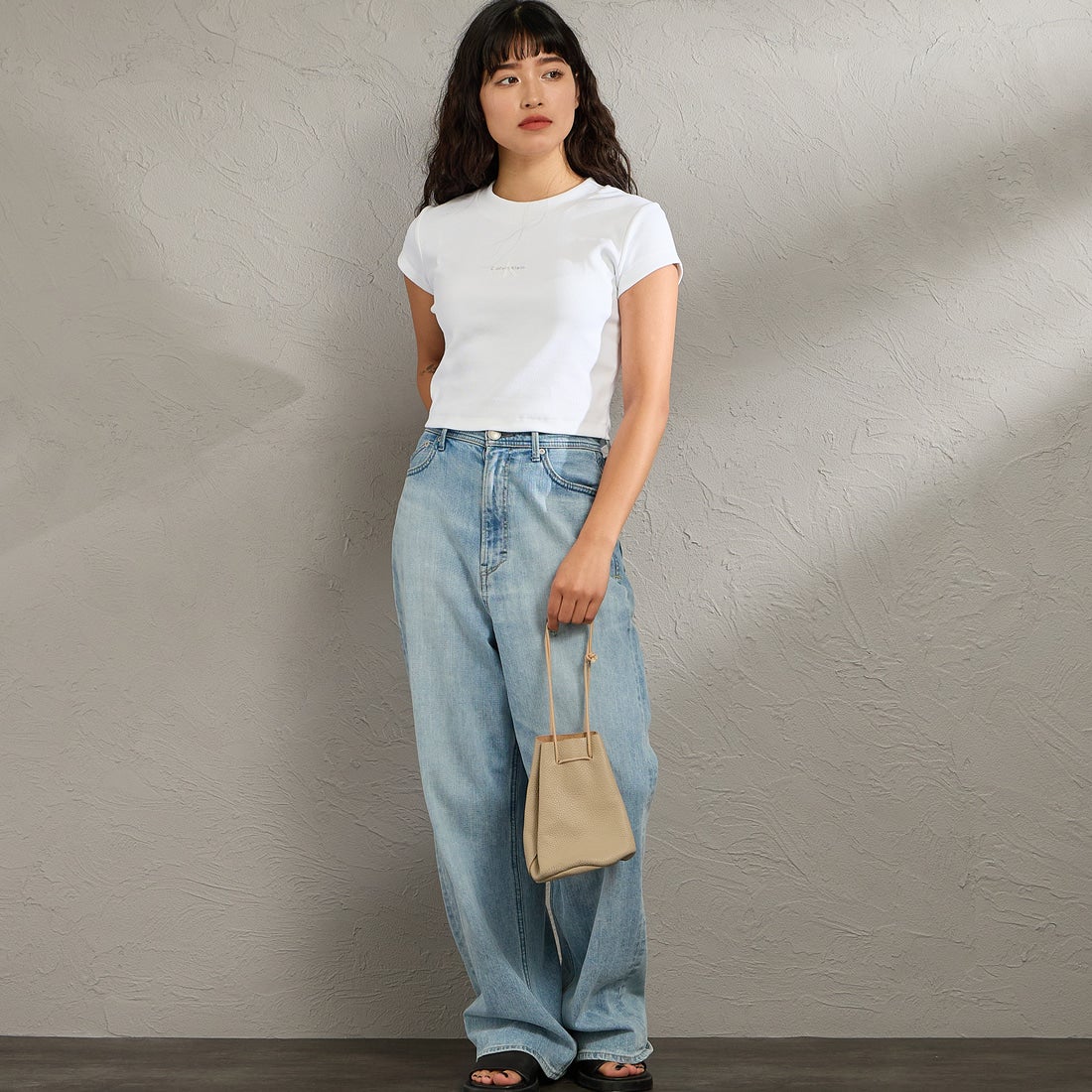 Calvin Klein [カルバンクライン] モノグラムロゴ ベビーTシャツ [47AB802] YAA &&モデル身長：162cm 着用サイズ：S&&