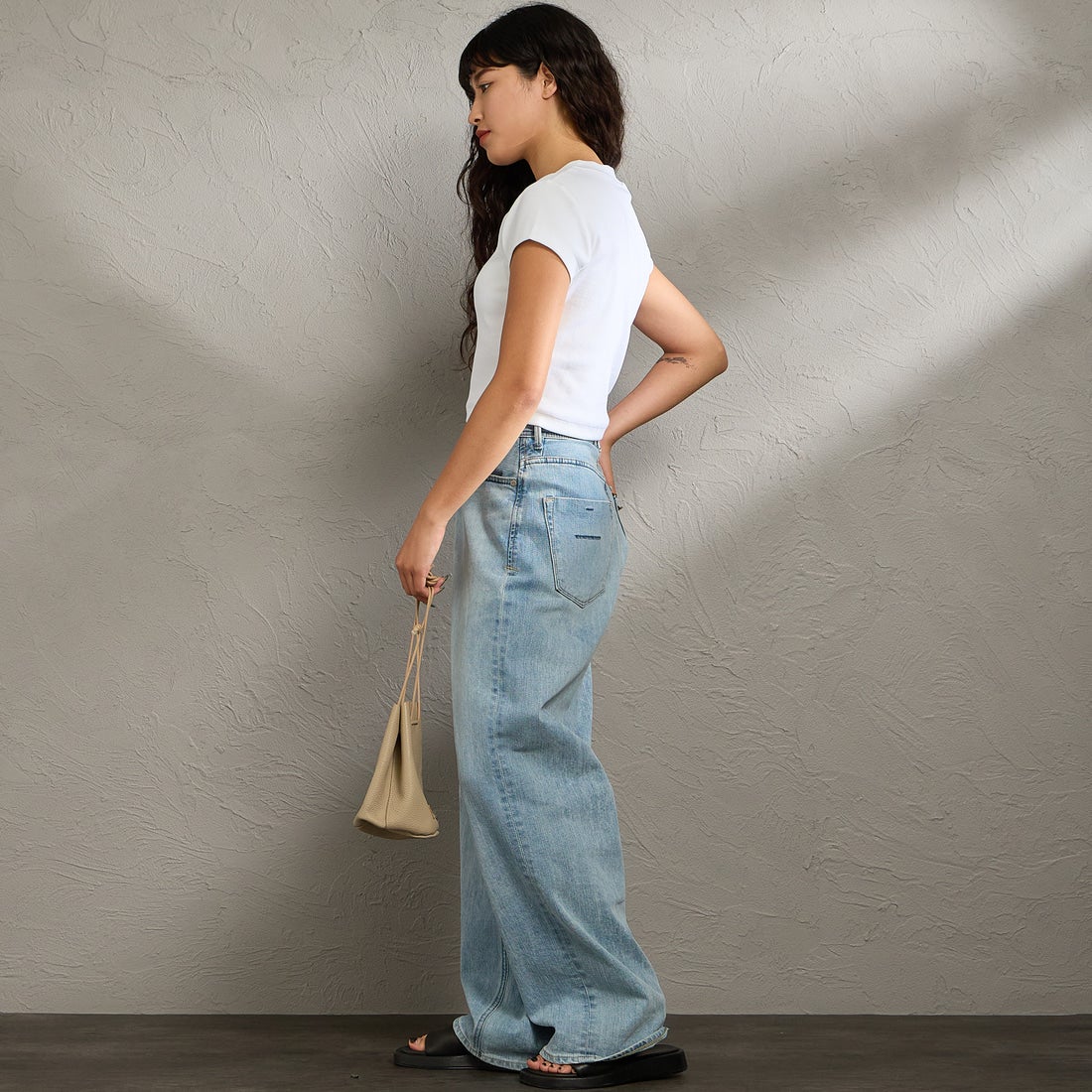 Calvin Klein [カルバンクライン] モノグラムロゴ ベビーTシャツ [47AB802] YAA &&モデル身長：162cm 着用サイズ：S&&