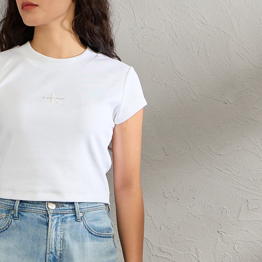 Calvin Klein [カルバンクライン] モノグラムロゴ ベビーTシャツ [47AB802] YAA &&モデル身長：162cm 着用サイズ：S&&