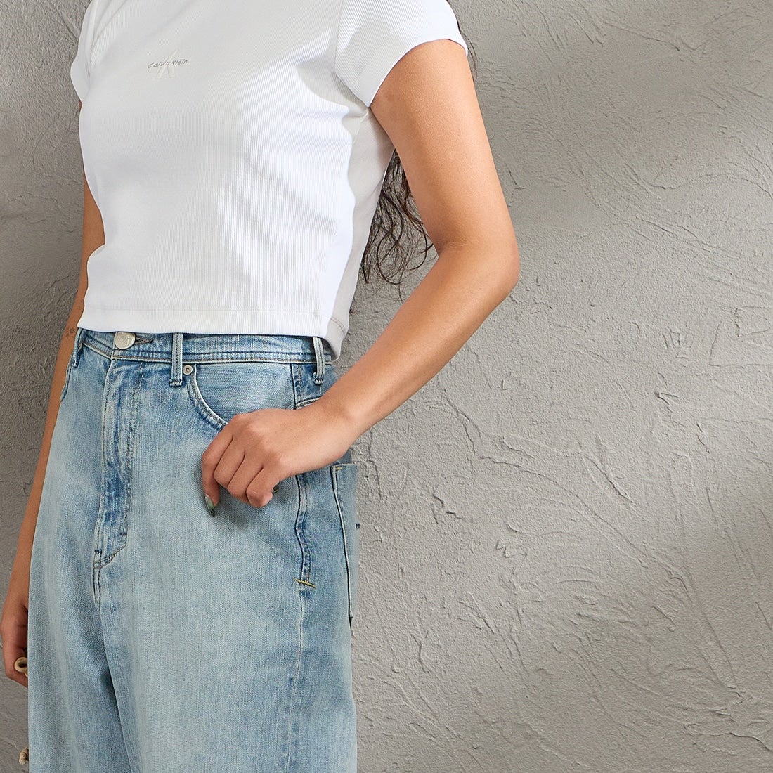 Calvin Klein [カルバンクライン] モノグラムロゴ ベビーTシャツ [47AB802] YAA &&モデル身長：162cm 着用サイズ：S&&