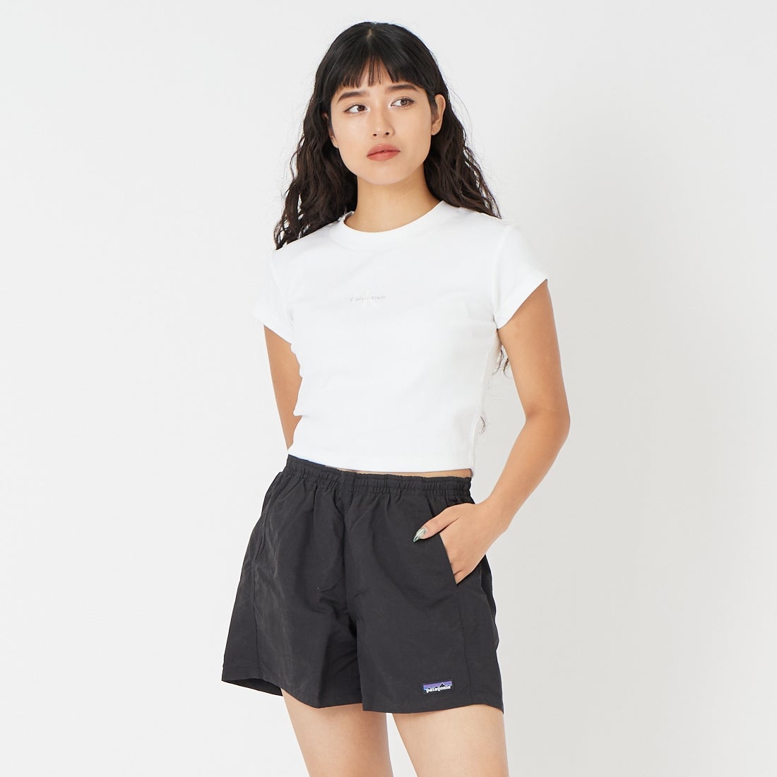 Calvin Klein [カCalvin Klein [カルバンクライン] モノグラムロゴ ベビーTシャツ [47AB802] YAAルバンクライン] モノグラムロゴ ベビーTシャツ [47AB802] &&モデル身長：162cm 着用サイズ：S&&