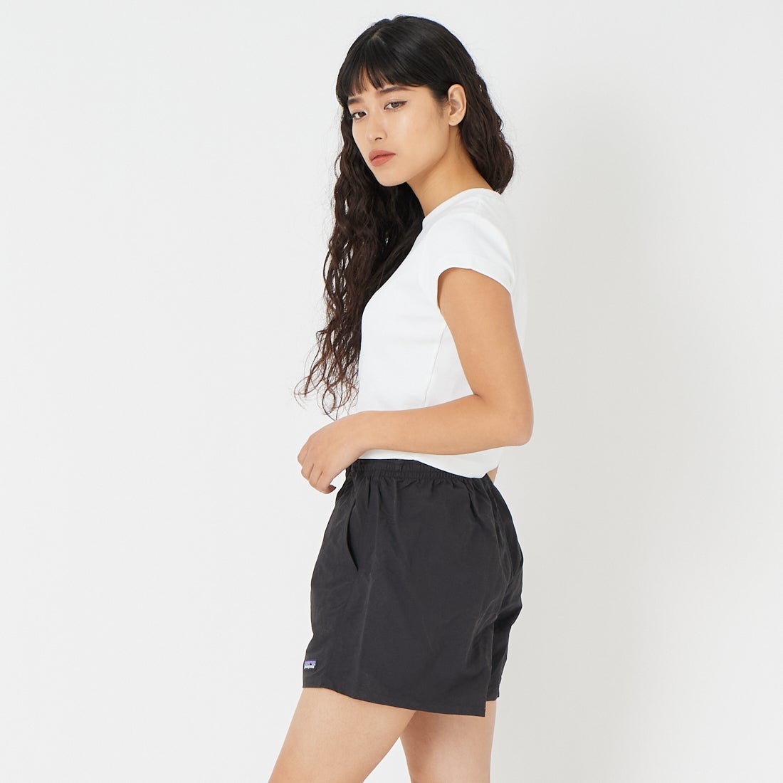 Calvin Klein [カCalvin Klein [カルバンクライン] モノグラムロゴ ベビーTシャツ [47AB802] YAAルバンクライン] モノグラムロゴ ベビーTシャツ [47AB802] &&モデル身長：162cm 着用サイズ：S&&