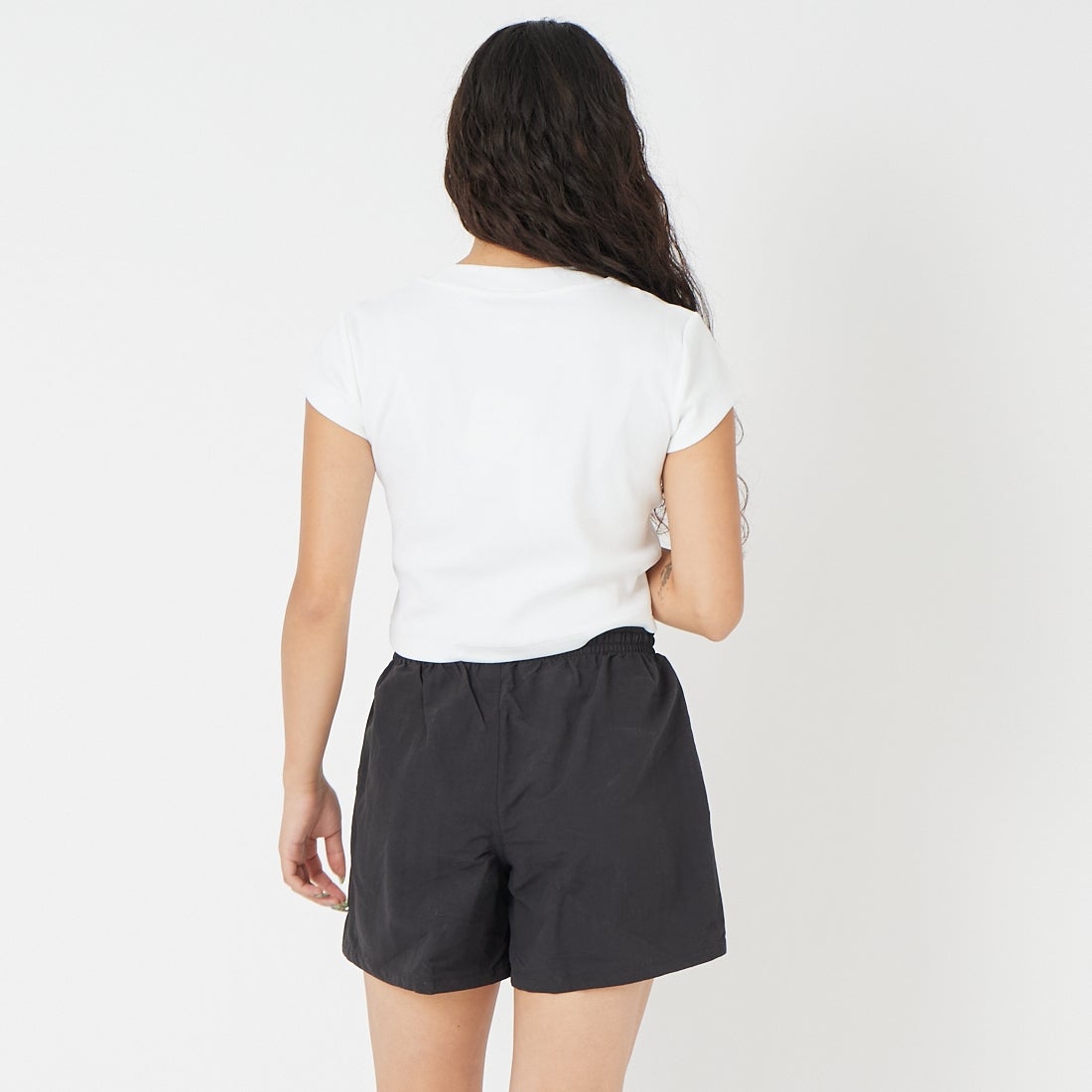 Calvin Klein [カCalvin Klein [カルバンクライン] モノグラムロゴ ベビーTシャツ [47AB802] YAAルバンクライン] モノグラムロゴ ベビーTシャツ [47AB802] &&モデル身長：162cm 着用サイズ：S&&