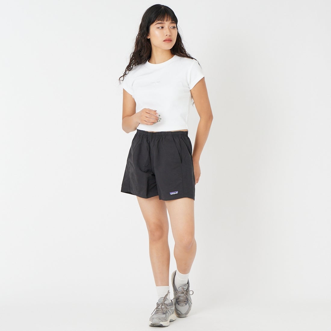 Calvin Klein [カCalvin Klein [カルバンクライン] モノグラムロゴ ベビーTシャツ [47AB802] YAAルバンクライン] モノグラムロゴ ベビーTシャツ [47AB802] &&モデル身長：162cm 着用サイズ：S&&