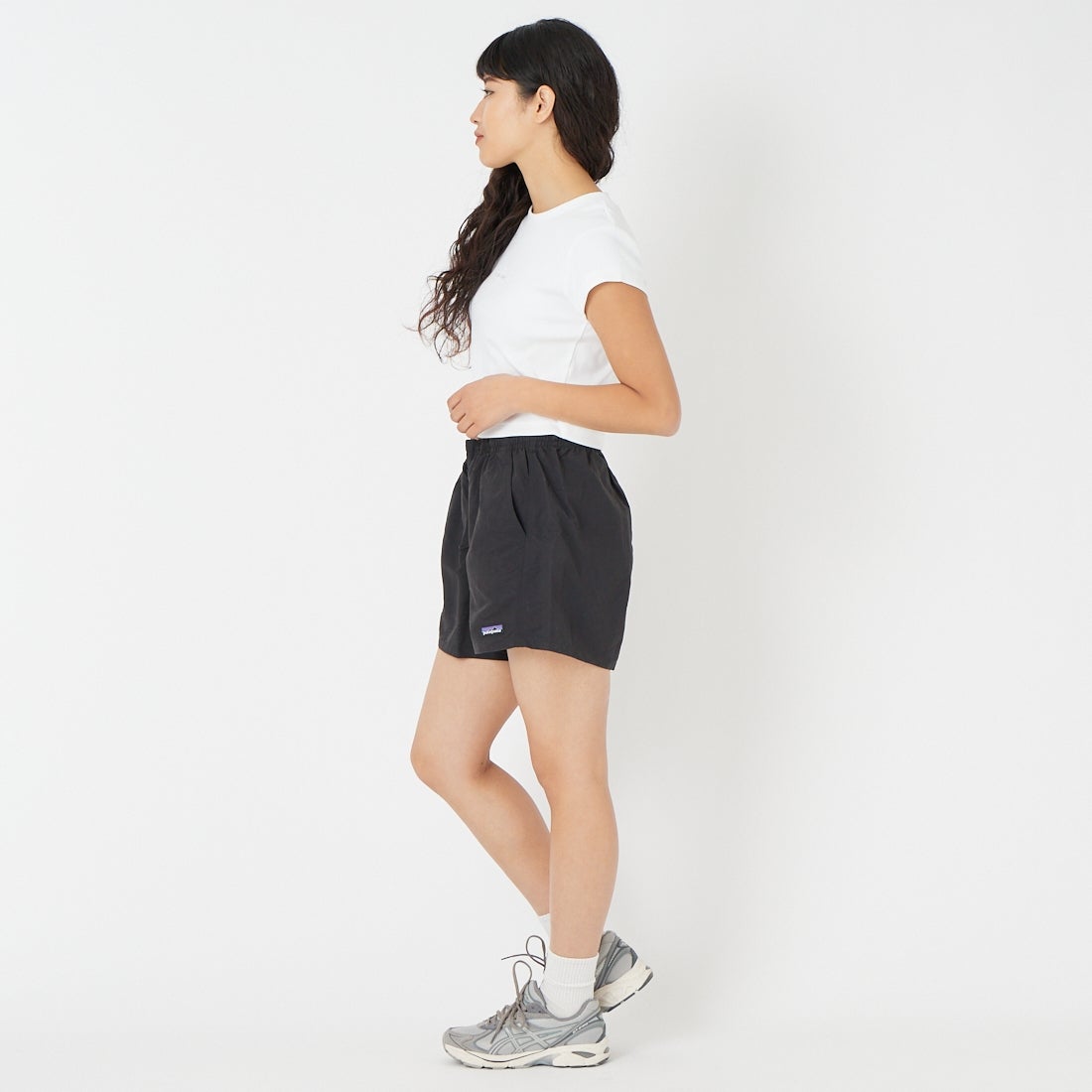 Calvin Klein [カCalvin Klein [カルバンクライン] モノグラムロゴ ベビーTシャツ [47AB802] YAAルバンクライン] モノグラムロゴ ベビーTシャツ [47AB802] &&モデル身長：162cm 着用サイズ：S&&