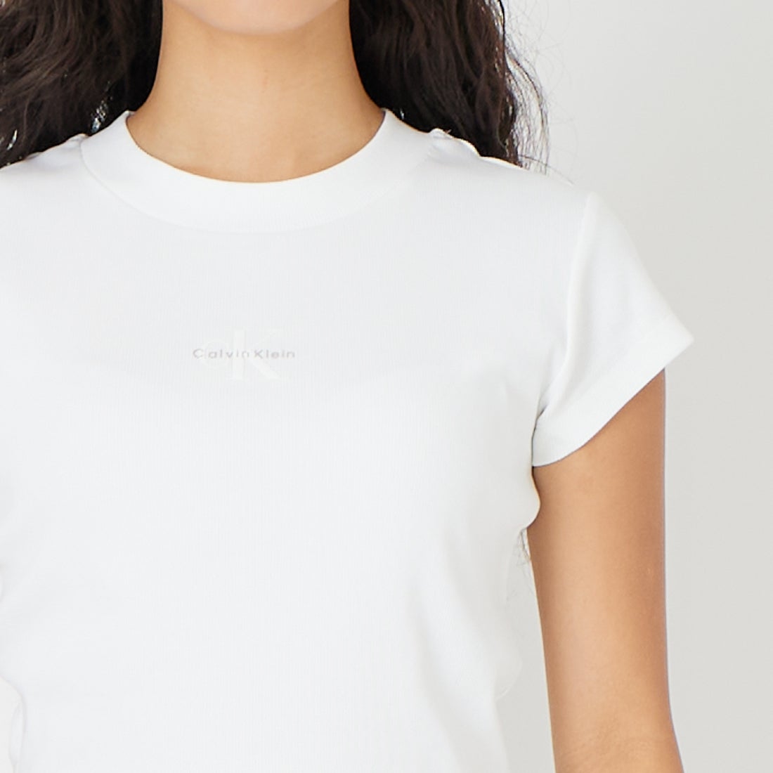 Calvin Klein [Calvin Klein [カCalvin Klein [カルバンクライン] モノグラムロゴ ベビーTシャツ [47AB802] YAAルバンクライン] モノグラムロゴ ベビーTシャツ [47AB802] &&モデル身長：162cm 着用サイズ：S&&] モノグラムロゴ ベビーTシャツ [47AB802] UB1