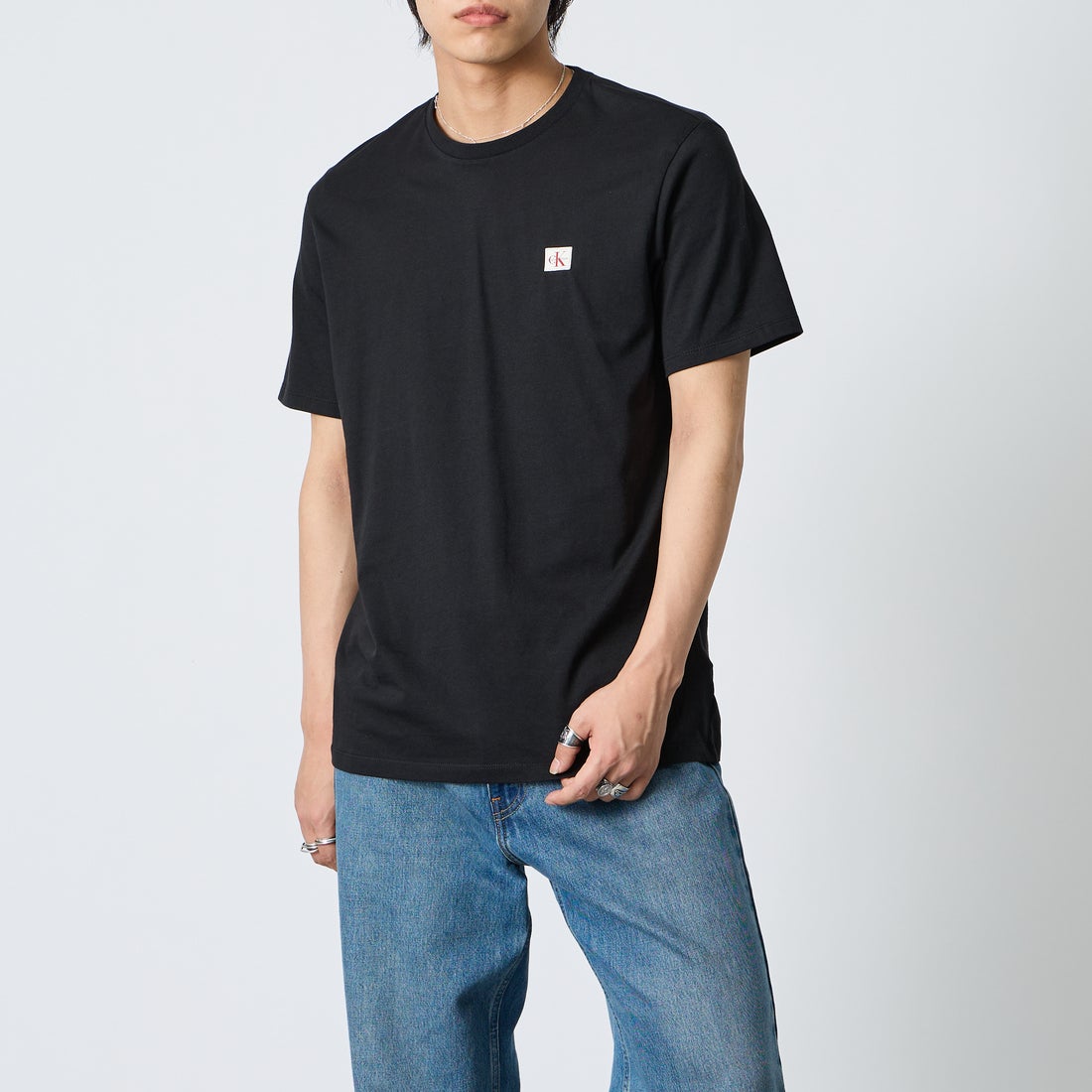 Calvin Klein [カルバンクライン] モノグラムバッジ クラシックTシャツ [4RC272G] UB1 &&モデル身長：179cm 着用サイズ：M&&