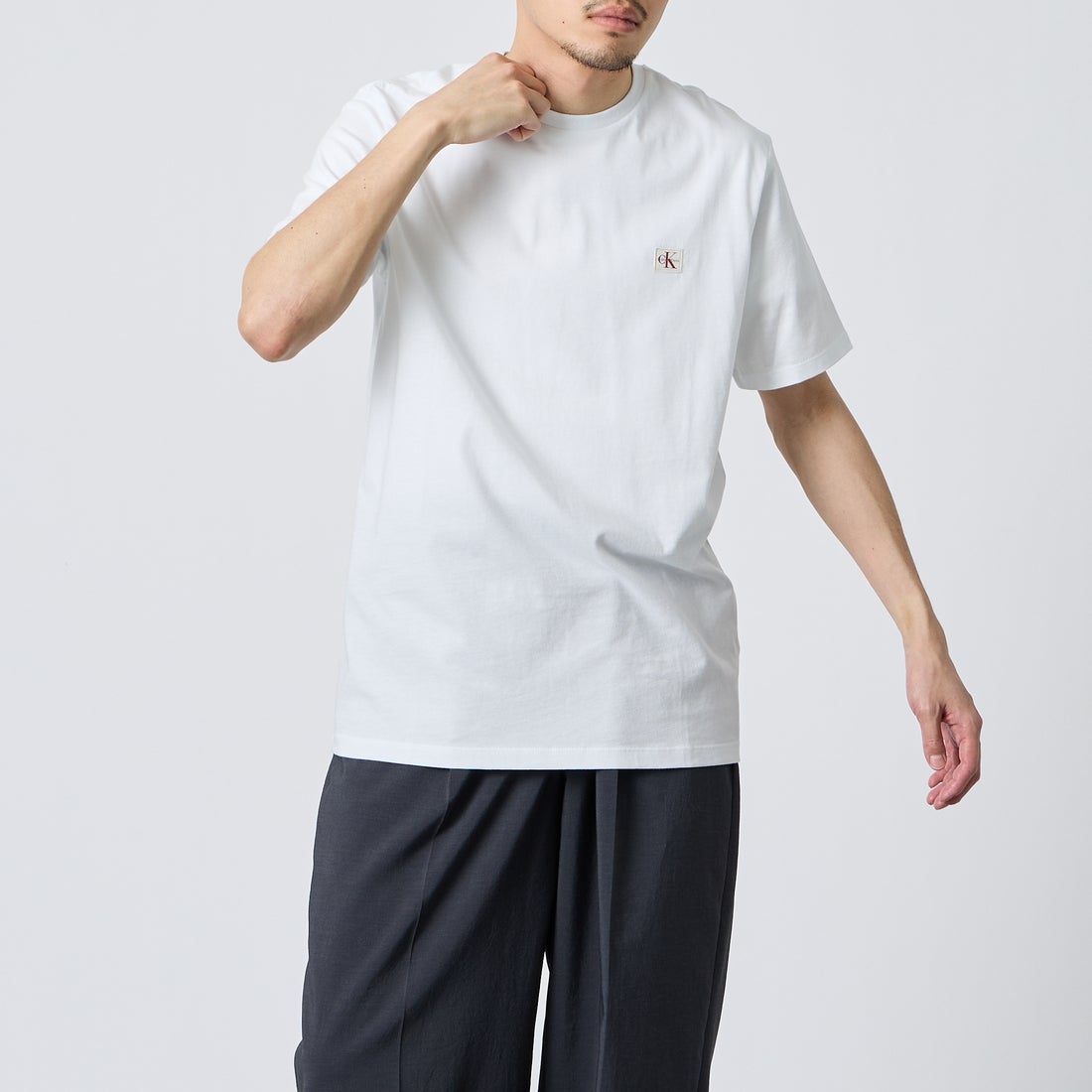 Calvin Klein [カルバンクライン] モノグラムバッジ クラシックTシャツ [4RC272G] YAF &&モデル身長：168cm 着用サイズ：S&&