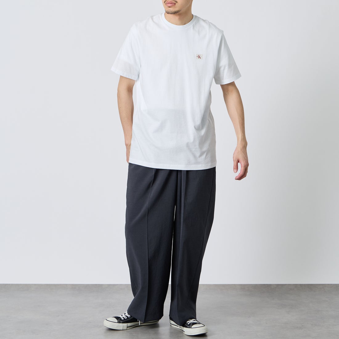 Calvin Klein [カルバンクライン] モノグラムバッジ クラシックTシャツ [4RC272G] YAF &&モデル身長：168cm 着用サイズ：S&&