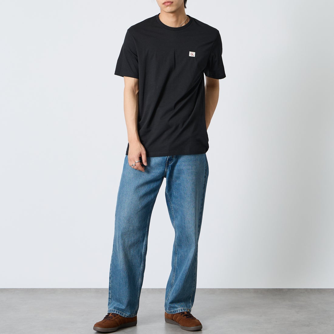 Calvin Klein [カルバンクライン] モノグラムバッジ クラシックTシャツ [4RC272G] UB1 &&モデル身長：179cm 着用サイズ：M&&