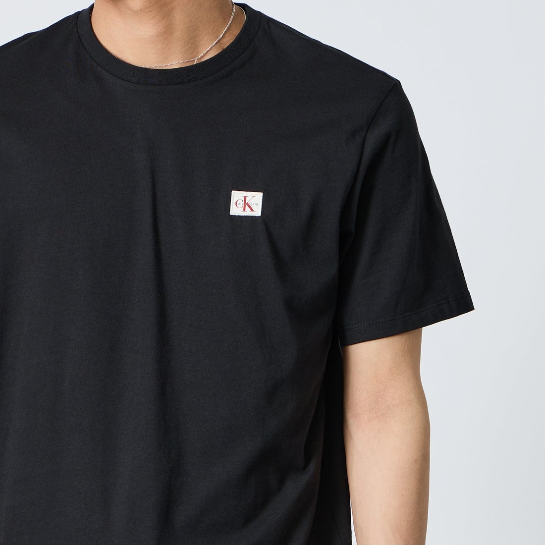 Calvin Klein [カルバンクライン] モノグラムバッジ クラシックTシャツ [4RC272G] UB1 &&モデル身長：179cm 着用サイズ：M&&