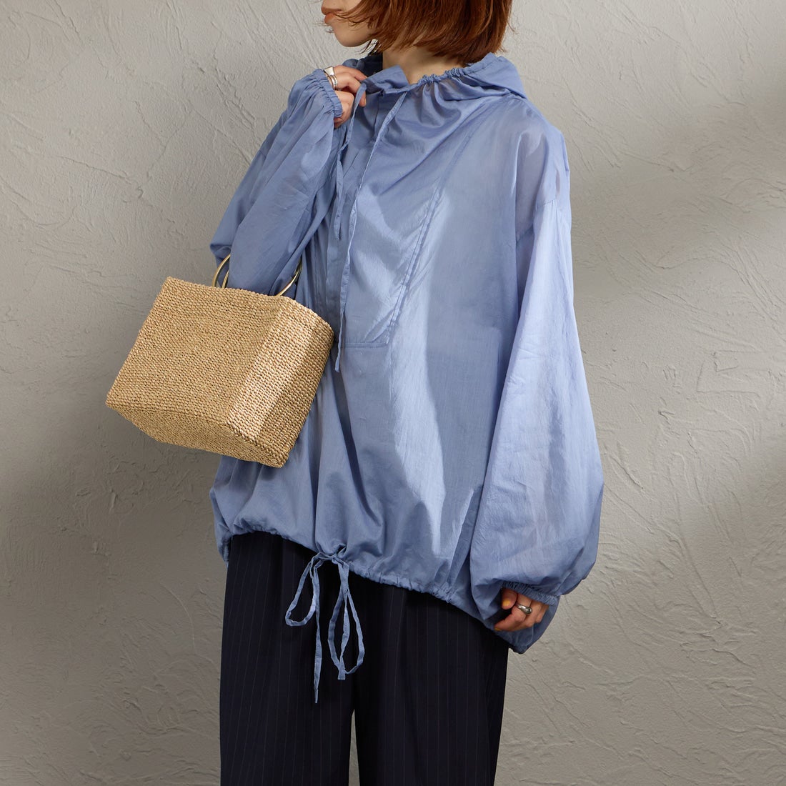 mizuiro ind [ミズイロインド] 別注 フード付き ワイドシルエット プルオーバーシャツ [50068-JF] SAX &&モデル身長：158cm 着用サイズ：F&&