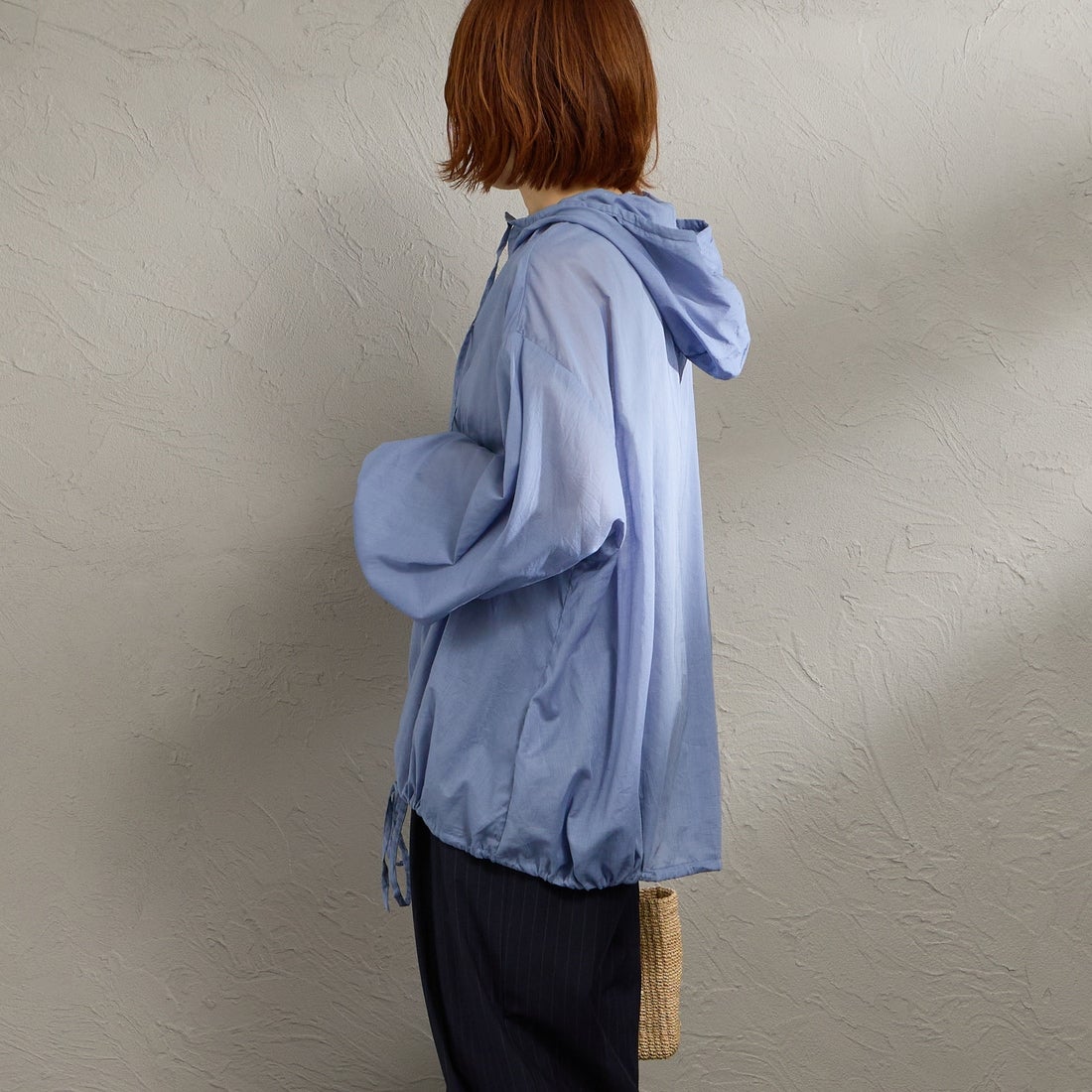 mizuiro ind [ミズイロインド] 別注 フード付き ワイドシルエット プルオーバーシャツ [50068-JF] SAX &&モデル身長：158cm 着用サイズ：F&&