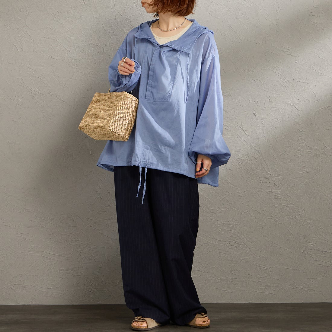 mizuiro ind [ミズイロインド] 別注 フード付き ワイドシルエット プルオーバーシャツ [50068-JF] SAX &&モデル身長：158cm 着用サイズ：F&&