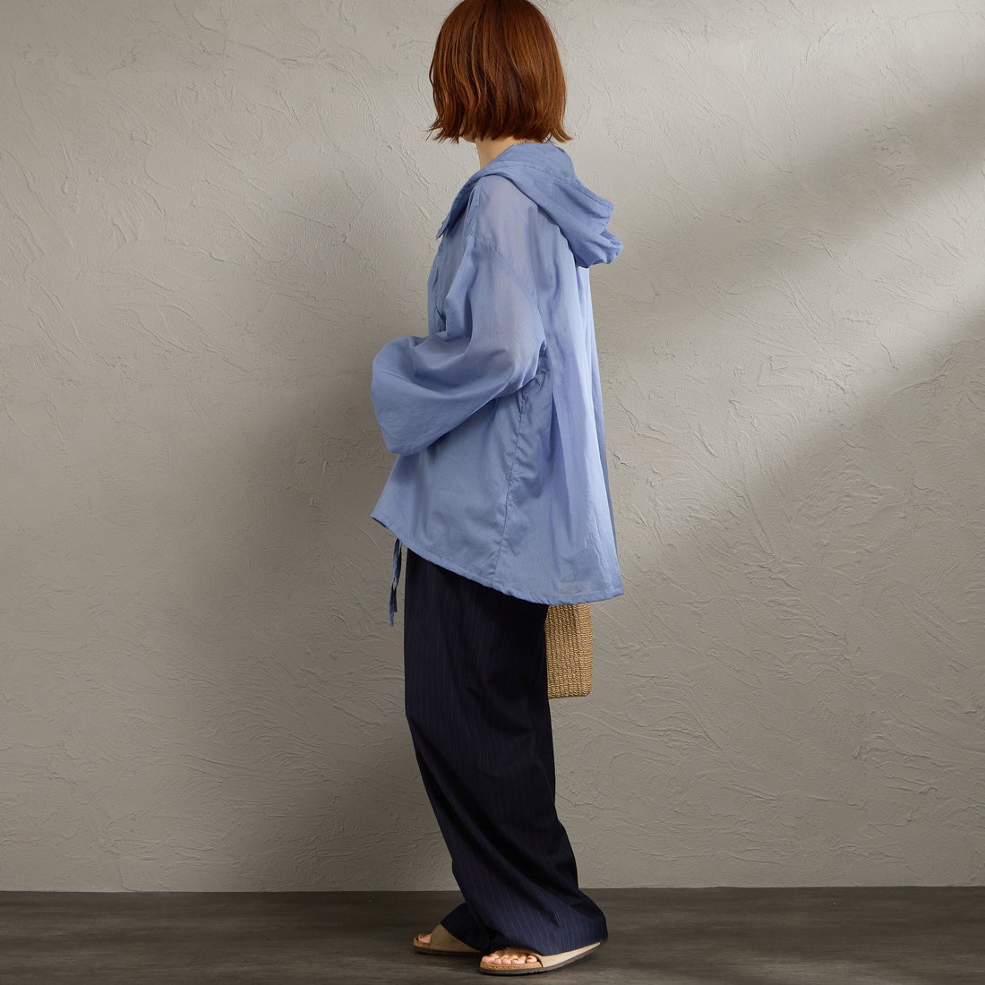 mizuiro ind [ミズイロインド] 別注 フード付き ワイドシルエット プルオーバーシャツ [50068-JF] SAX &&モデル身長：158cm 着用サイズ：F&&
