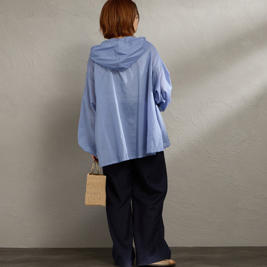 mizuiro ind [ミズイロインド] 別注 フード付き ワイドシルエット プルオーバーシャツ [50068-JF] SAX &&モデル身長：158cm 着用サイズ：F&&