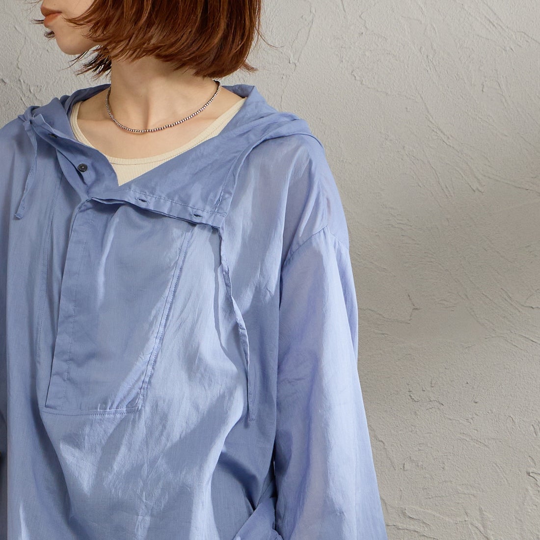 mizuiro ind [ミズイロインド] 別注 フード付き ワイドシルエット プルオーバーシャツ [50068-JF] SAX &&モデル身長：158cm 着用サイズ：F&&