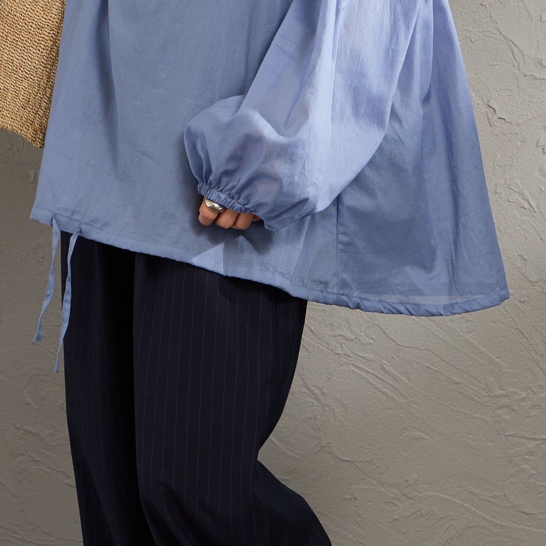 mizuiro ind [ミズイロインド] 別注 フード付き ワイドシルエット プルオーバーシャツ [50068-JF] SAX &&モデル身長：158cm 着用サイズ：F&&