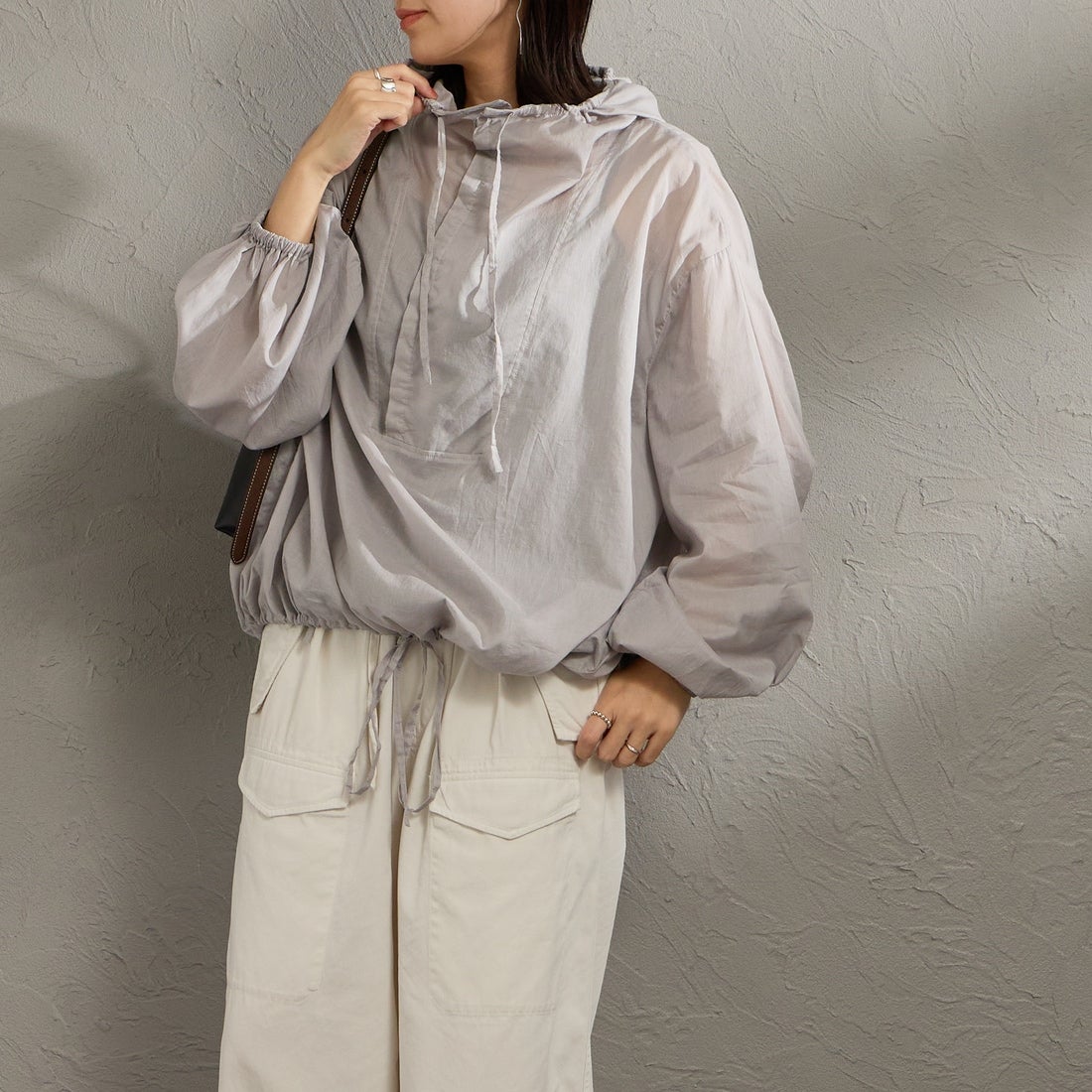 mizuiro ind [ミズイロインド] 別注 フード付き ワイドシルエット プルオーバーシャツ [50068-JF] GRAY &&モデル身長：160cm 着用サイズ：F&&