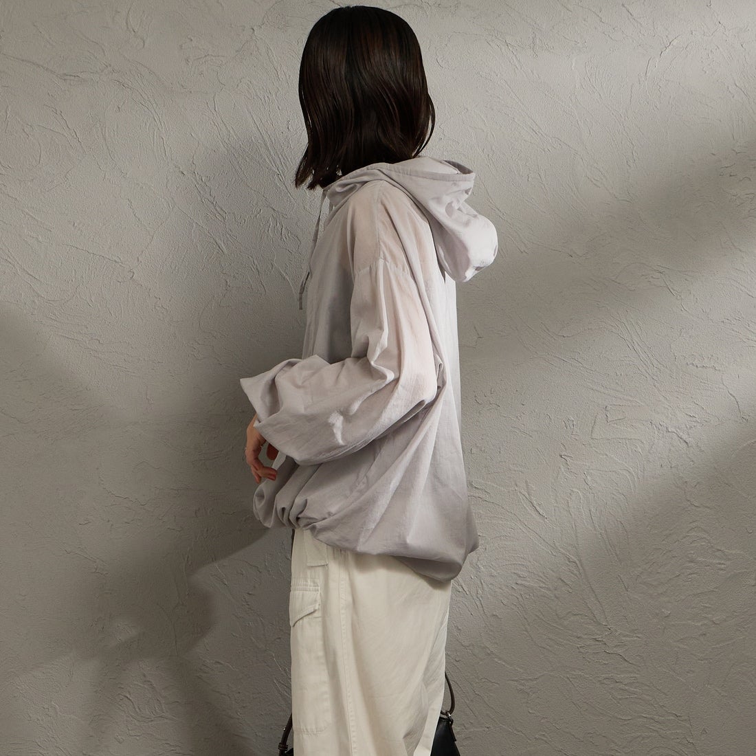 mizuiro ind [ミズイロインド] 別注 フード付き ワイドシルエット プルオーバーシャツ [50068-JF] GRAY &&モデル身長：160cm 着用サイズ：F&&