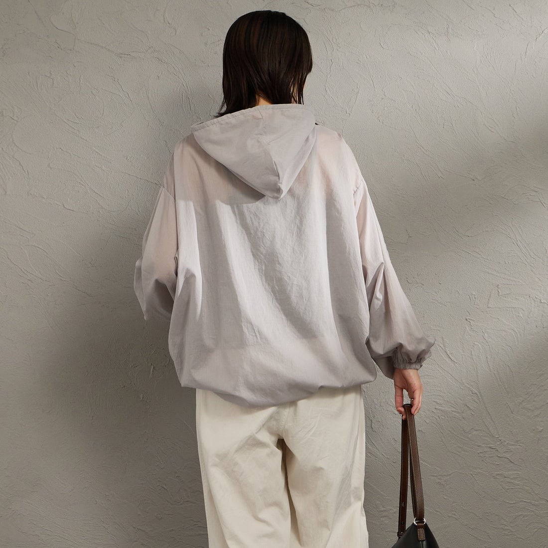 mizuiro ind [ミズイロインド] 別注 フード付き ワイドシルエット プルオーバーシャツ [50068-JF] GRAY &&モデル身長：160cm 着用サイズ：F&&