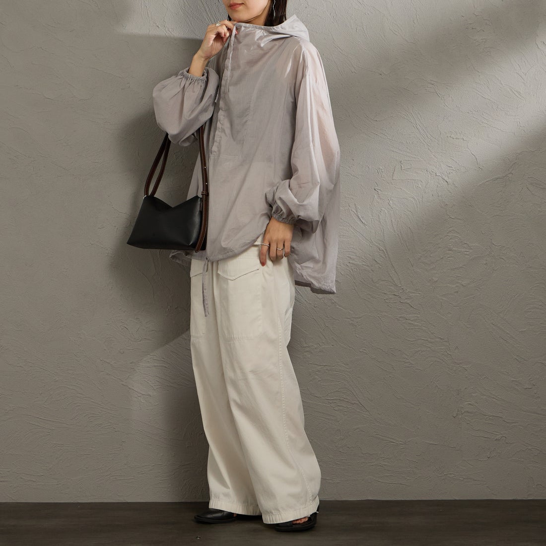 mizuiro ind [ミズイロインド] 別注 フード付き ワイドシルエット プルオーバーシャツ [50068-JF] GRAY &&モデル身長：160cm 着用サイズ：F&&