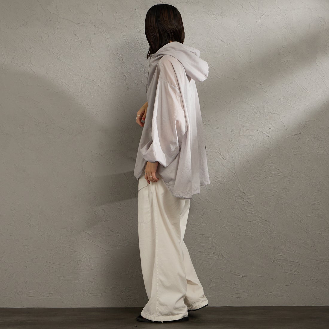 mizuiro ind [ミズイロインド] 別注 フード付き ワイドシルエット プルオーバーシャツ [50068-JF] GRAY &&モデル身長：160cm 着用サイズ：F&&