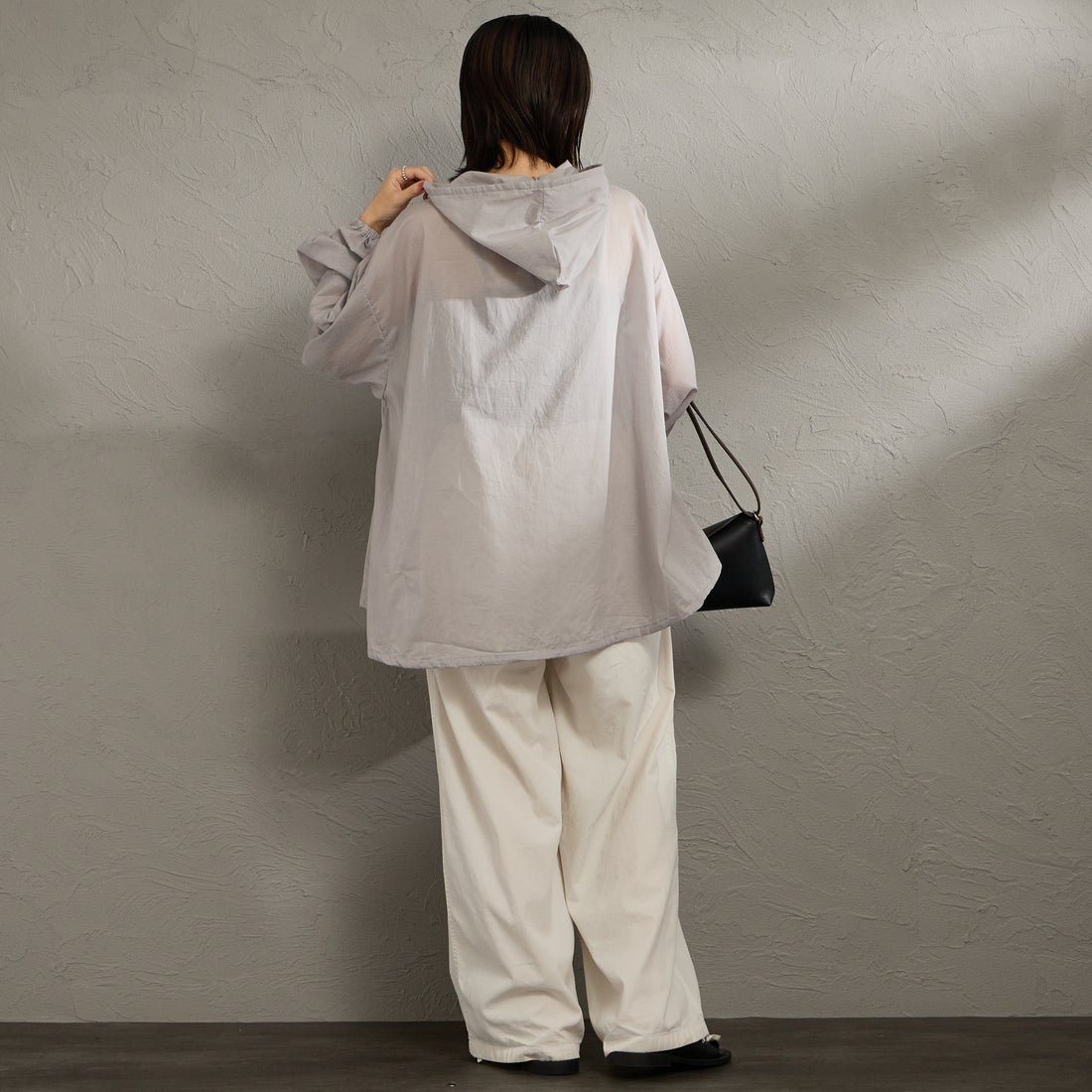 mizuiro ind [ミズイロインド] 別注 フード付き ワイドシルエット プルオーバーシャツ [50068-JF] GRAY &&モデル身長：160cm 着用サイズ：F&&